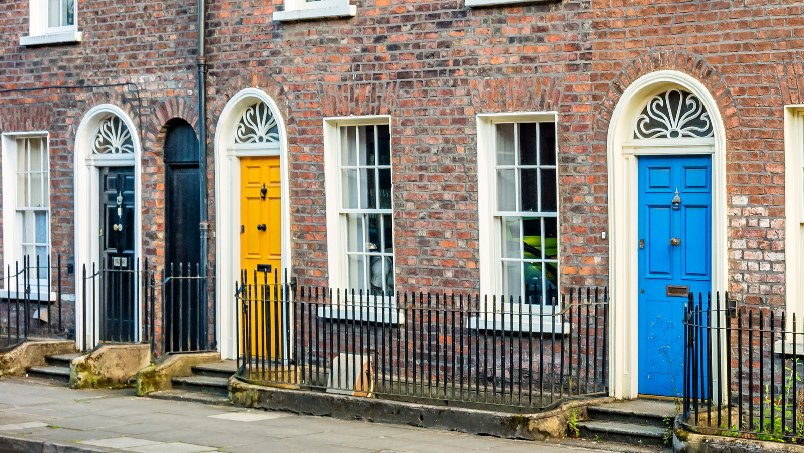 La couleur de la porte d'entrée élégante qui est toujours un excellent choix pour l'attrait du trottoir