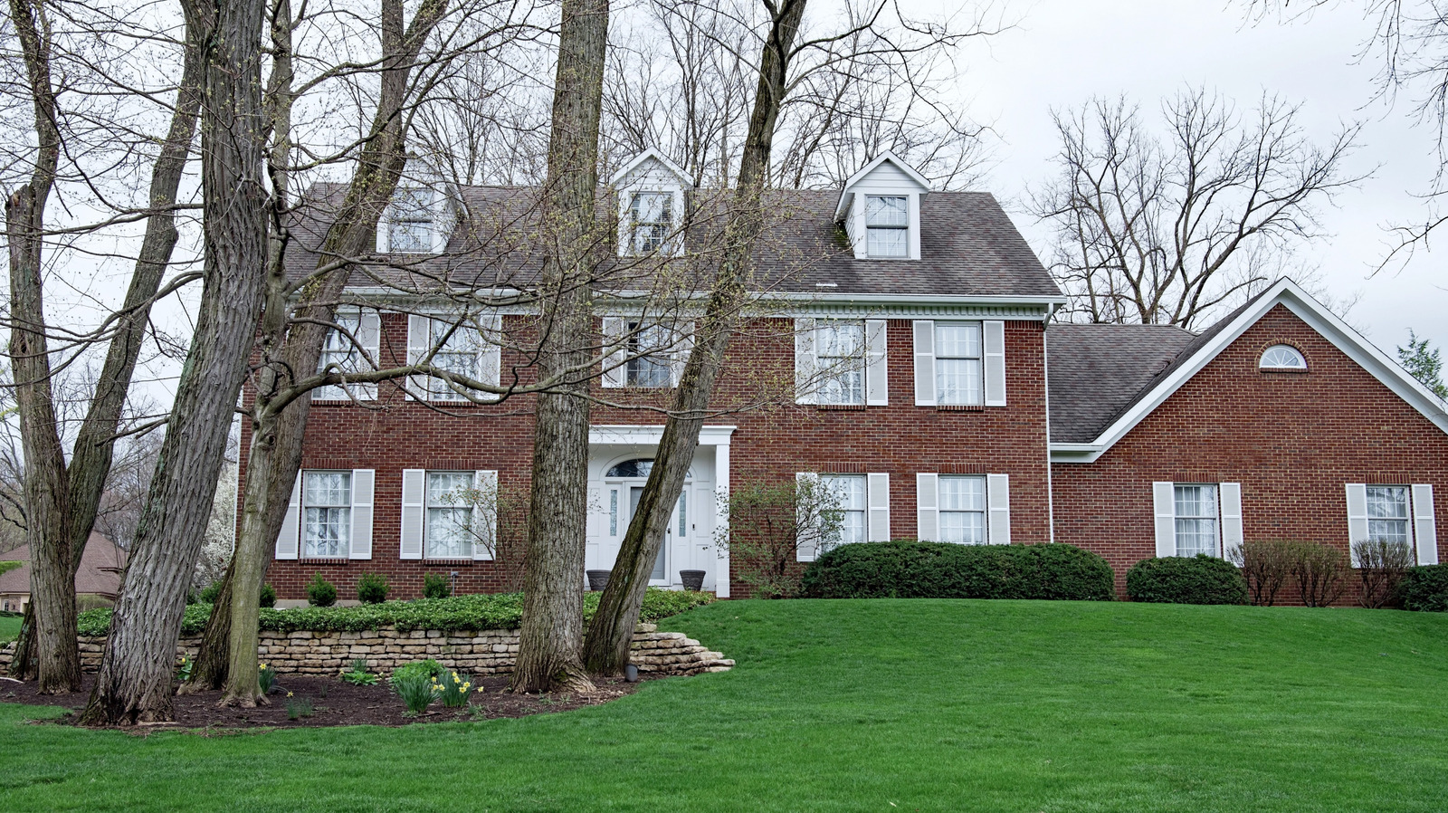 Les meilleures couleurs de toit pour une maison en briques rouges