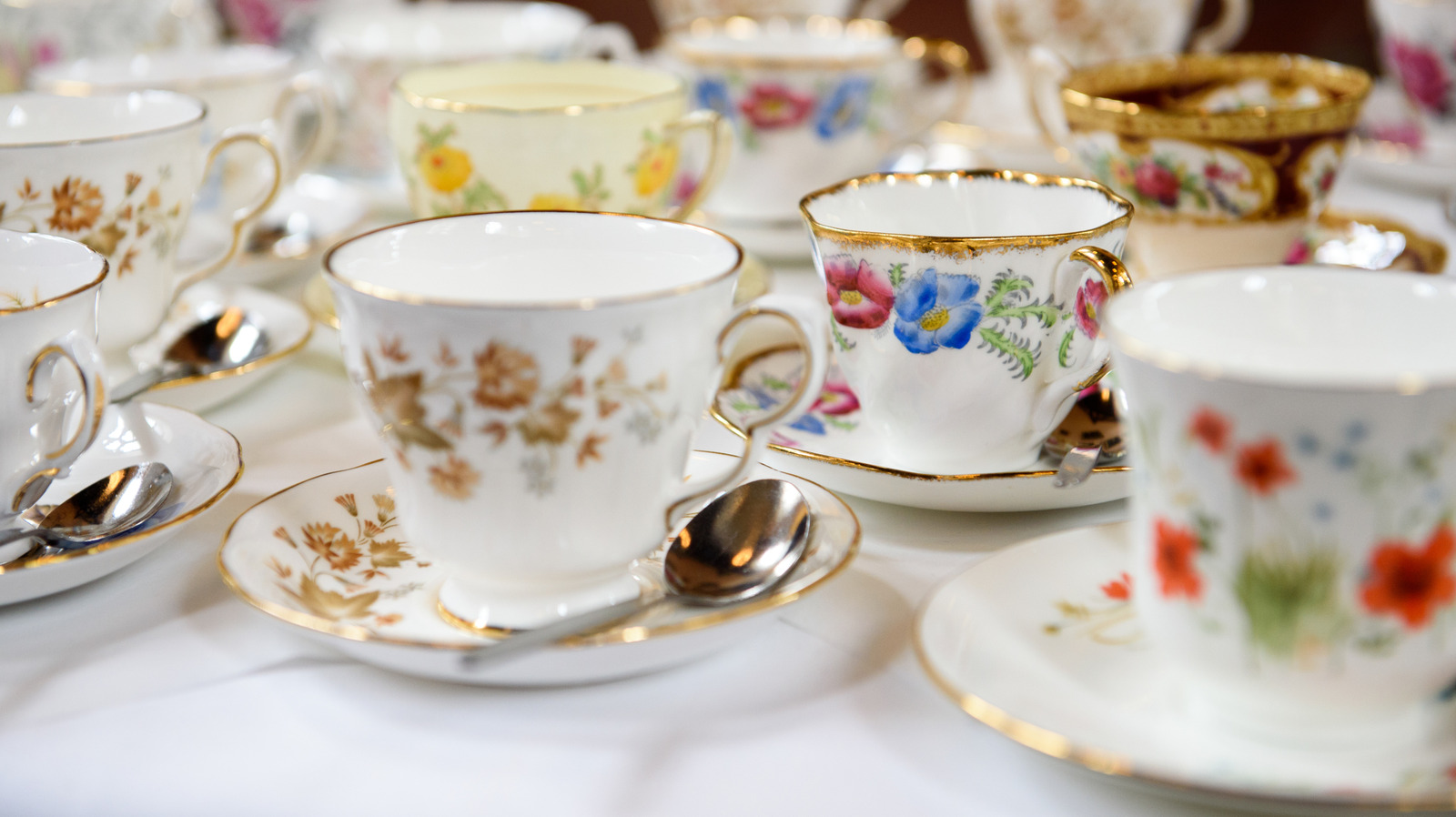 Ne jetez pas de vieilles tasses à thé - Réutilisez-les pour créer une belle couronne de bricolage