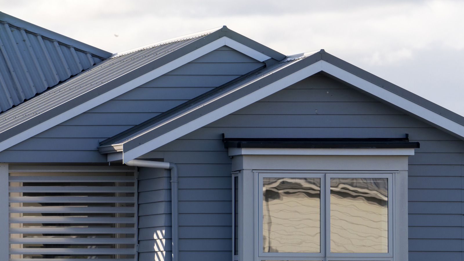 10 couleurs de maison extérieure qui accompagnent un toit bleu