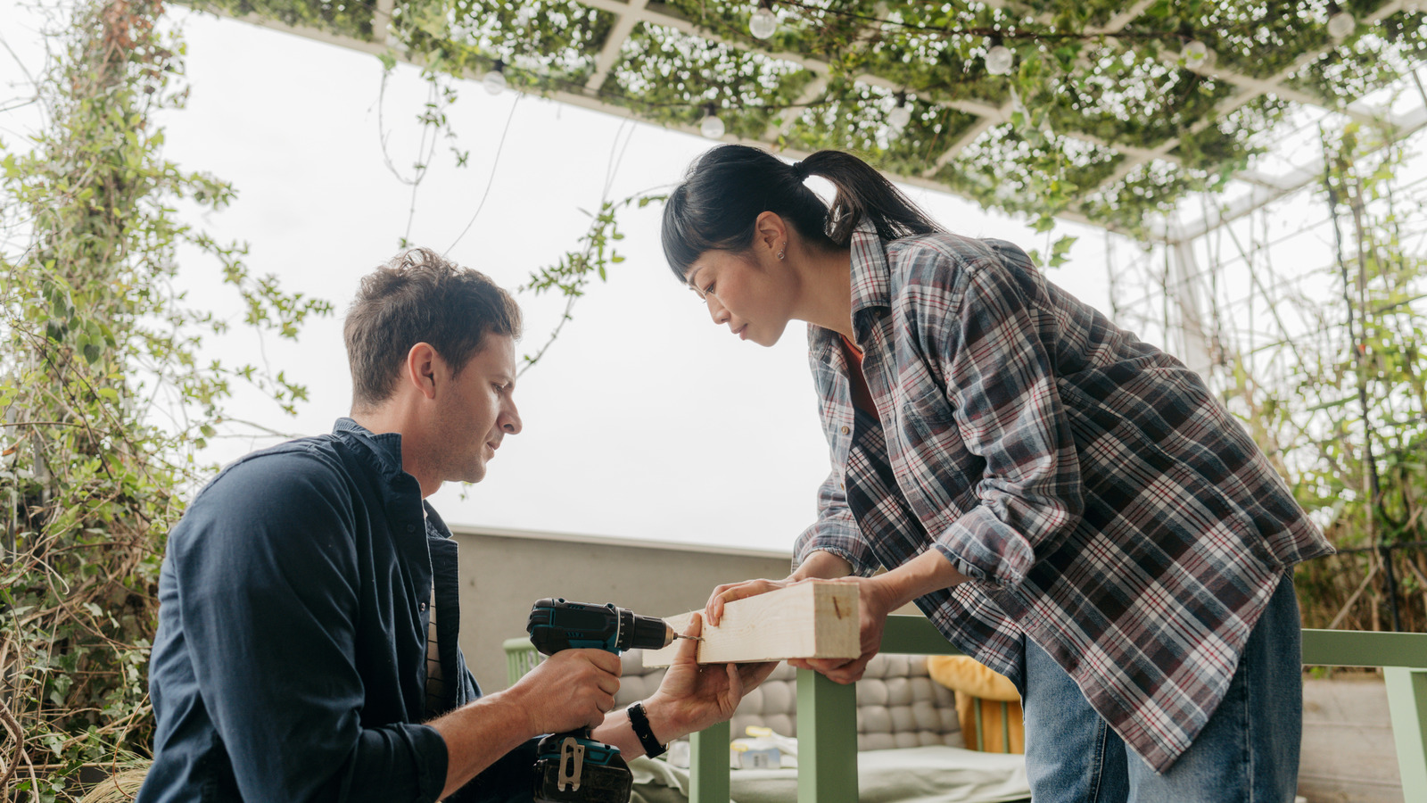 La façon brillante dont vous pouvez pirater une table à langer IKEA pour votre terrasse cet été
